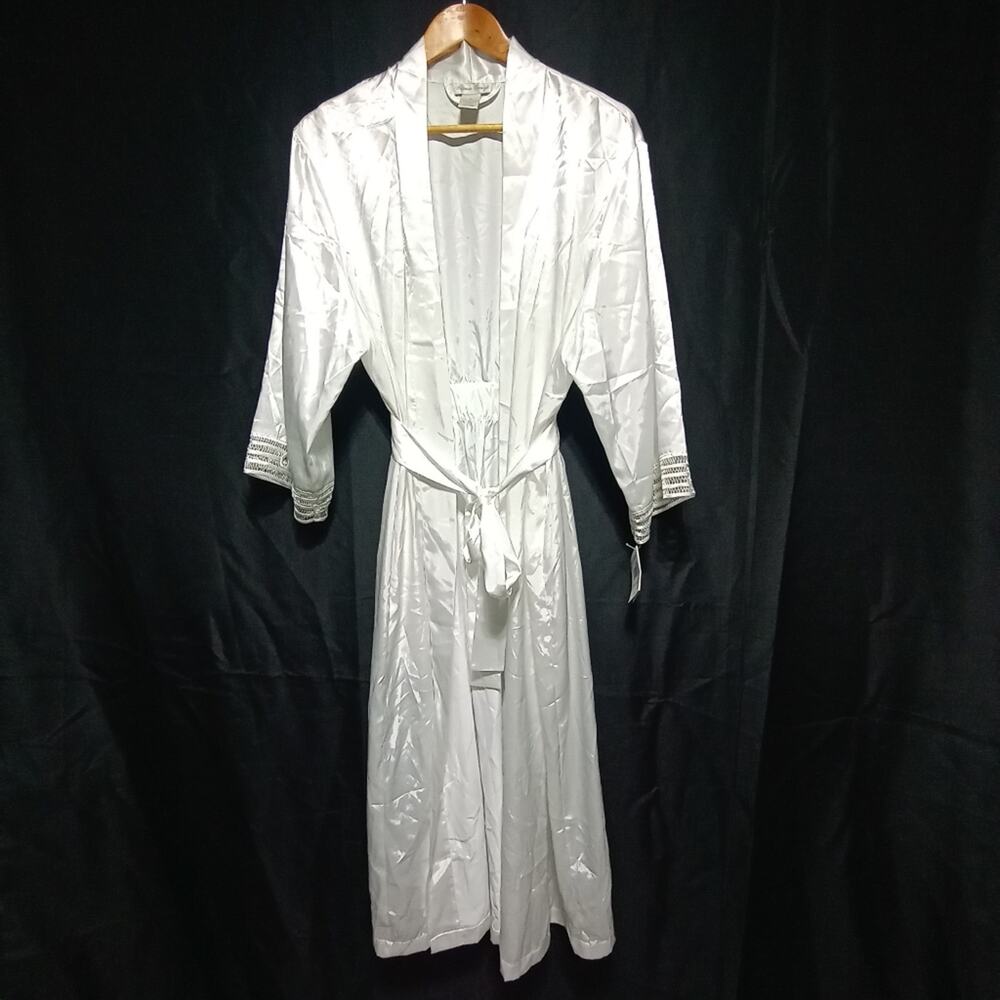 Intimate Essentials NWT White Satin Robe With Lace Sleeve Detail Size Medium